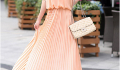 “Cũ nhưng không cũ” với đầm xếp ly thiết kế sang trọng 